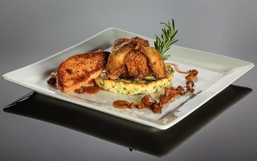Pigeonneau au froid gras poêlé réduction de garlaban gâteau de courgette et petits pois aux mendiant