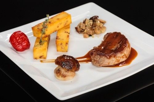 Filet de Veau à l'essence de Garrigues, Fricassée de Cèpes Persillés, Finger de Polenta aux Amandes 
