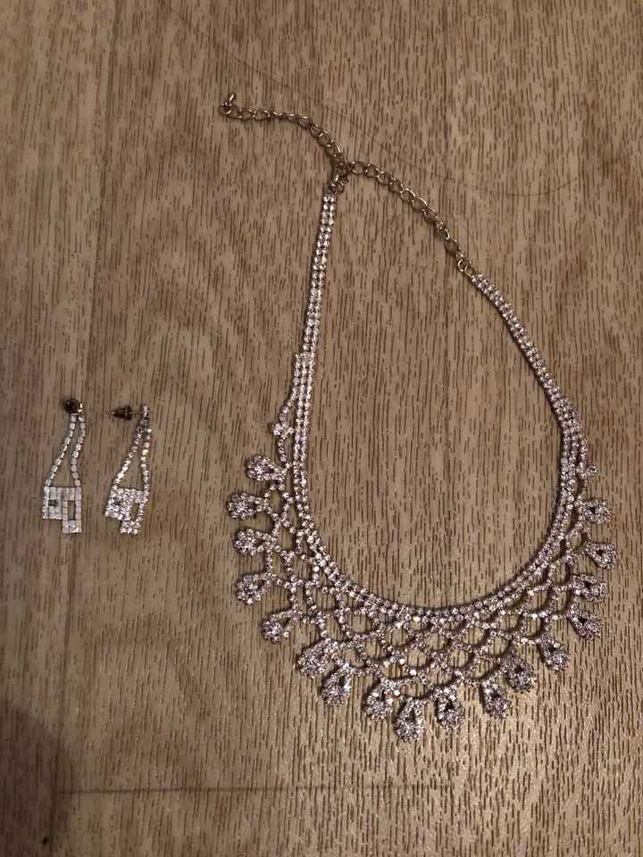 Bijoux avec treeeees grand décolleté - 1