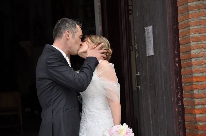le bisous a la sortie de l Eglise