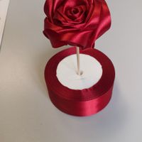 Rose en ruban de satin bordeaux