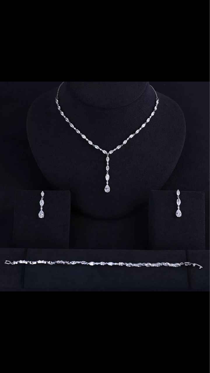 Collier ou pas collier avec votre robe ? - 1