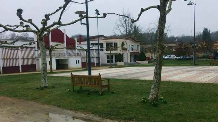 l'exterieur (ils vont refaire la place, donc a voir au moment mais normalement VH possible a l'exter