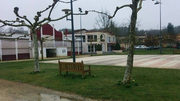 l'exterieur (ils vont refaire la place, donc a voir au moment mais normalement VH possible a l'exter