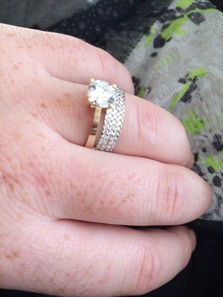 Qui porte une bague de fiançailles ? - 2