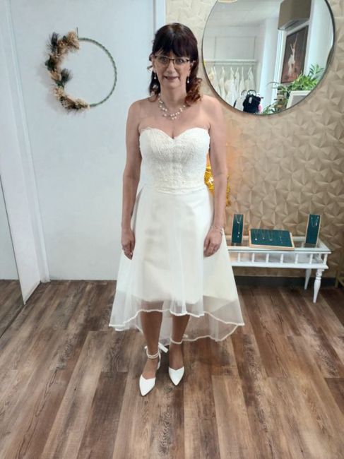 Tendance 2025: les mini robes de mariée 19