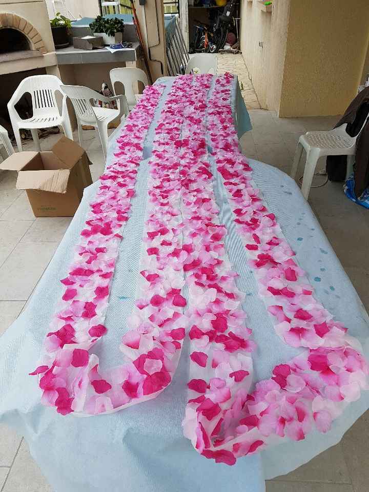 Une allée de pétales finie pour mettre en bordure du tapis blanc pour la cérémonie laïque - 1