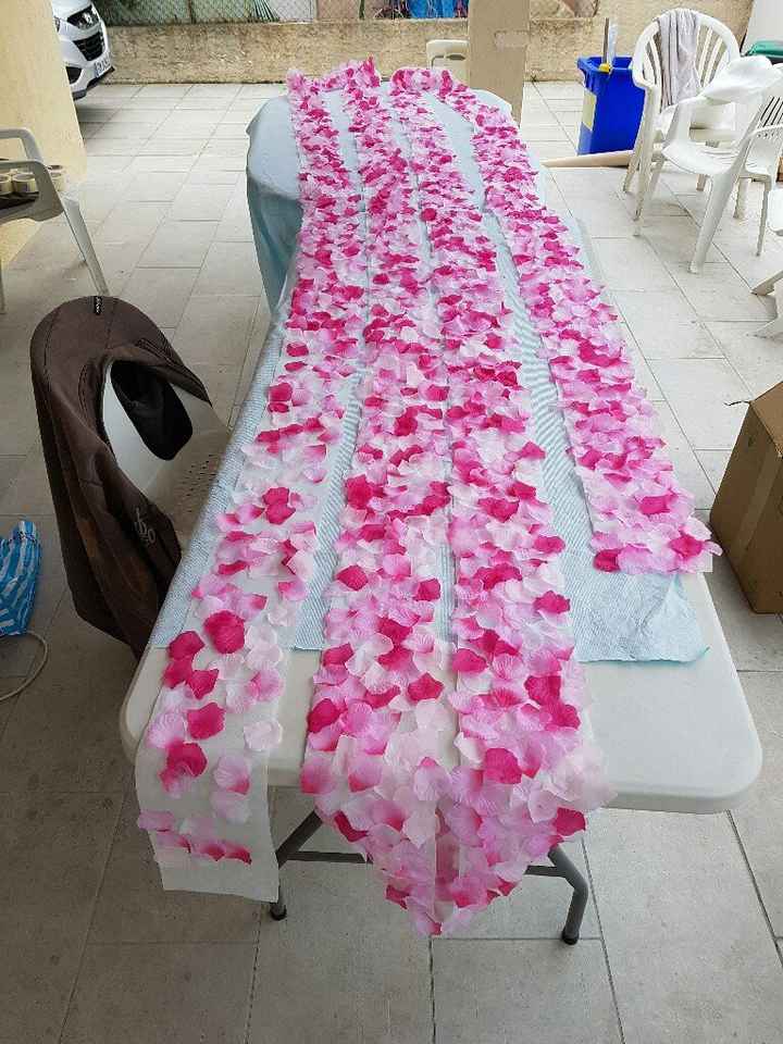 Une allée de pétales finie pour mettre en bordure du tapis blanc pour la cérémonie laïque - 2