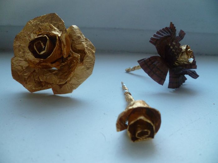 Premières roses - papier dorée ferrero roche