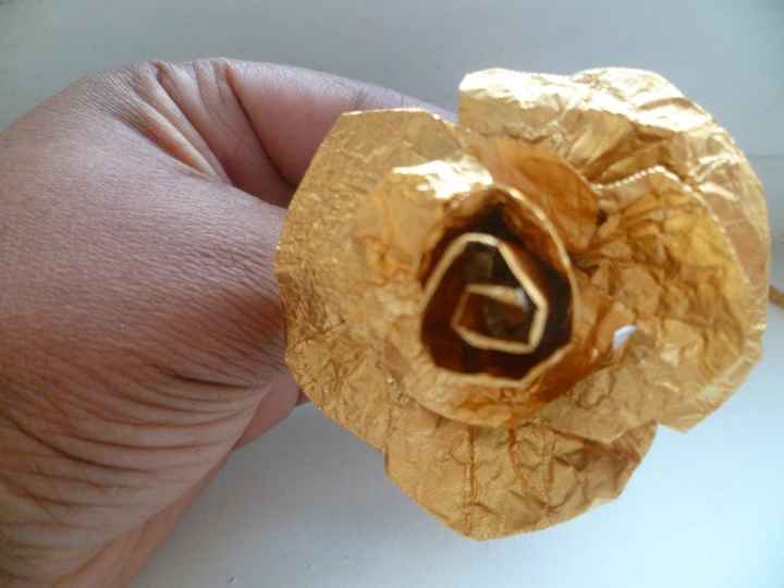 Roses - papier dorée ferrero roche