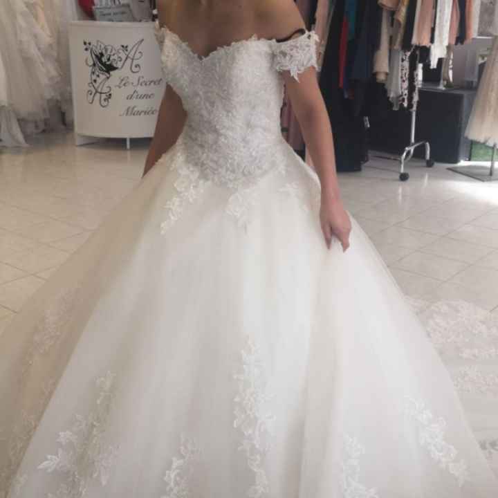 Boucles d'oreilles et collier. - 1