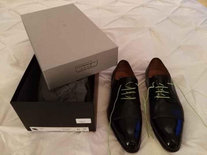 1 / Chaussures avec usures dissimulées.