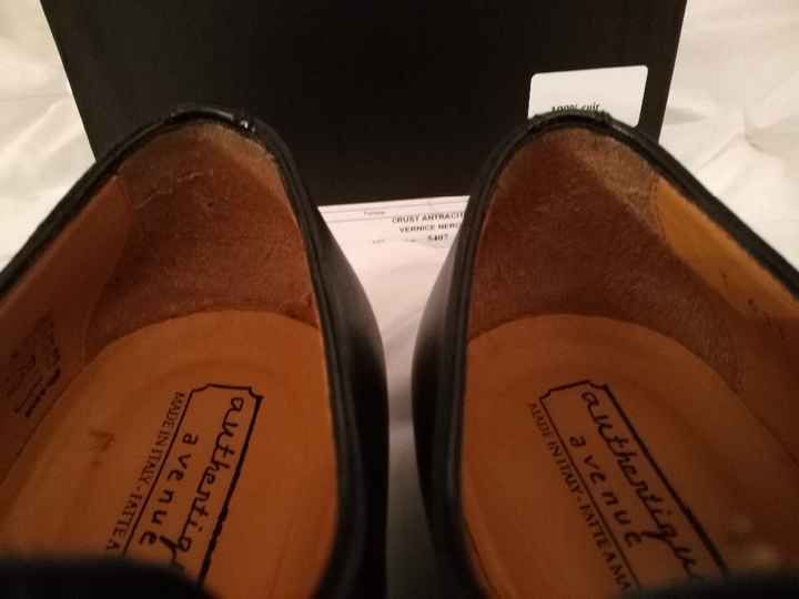 2 / Chaussures avec usures contreforts intérieur des  talons dissimulées  