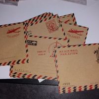 des petites enveloppes qui décoreront les tables (et avec des surprises dedans)