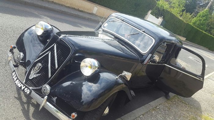 Le privilège de faire un tour dans la vieille voiture du jour j. - 1