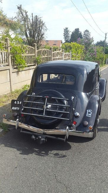 Le privilège de faire un tour dans la vieille voiture du jour j. - 3