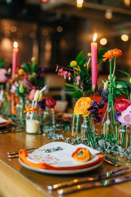 Inspiration : le bois brut de la table, les fleurs et les bougies aux couleurs vives... Mon inspirat