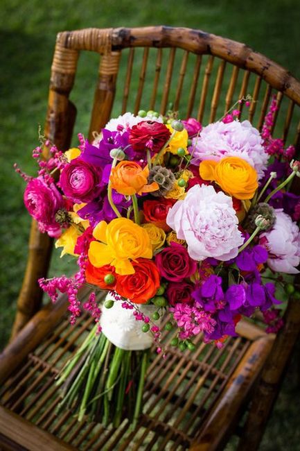 Inspiration : un bouquet coloré, champêtre, qui rappellera les couleurs de la salle de réception et 