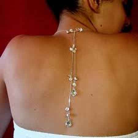 collier tombant dans le dos