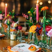 Inspiration : le bois brut de la table, les fleurs et les bougies aux couleurs vives... Mon inspirat