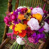 Inspiration : un bouquet coloré, champêtre, qui rappellera les couleurs de la salle de réception et 