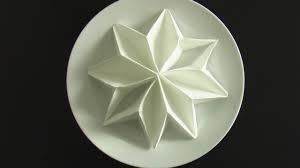 pliage serviette en forme d'étoile