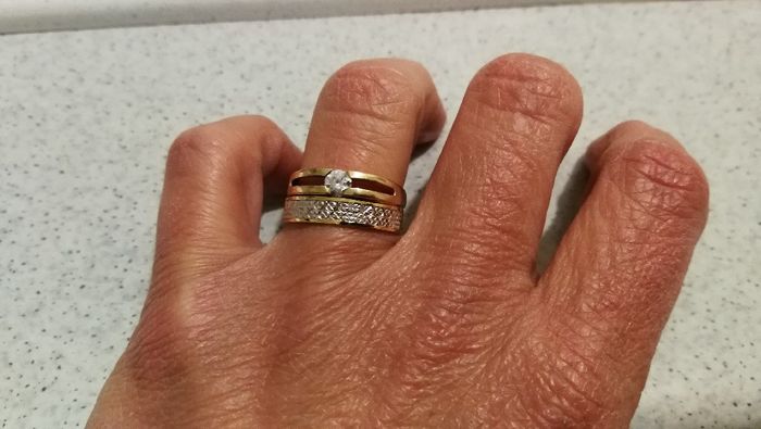 Comment portez vous votre bague de fiançailles et votre alliance ? - 1
