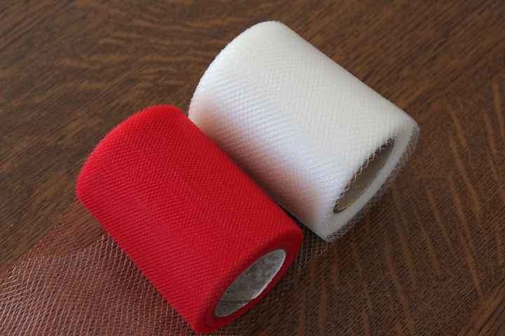 Tulles rouge et ivoire pour les noeuds de voitures (un peu fin)