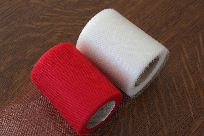 Tulles rouge et ivoire pour les noeuds de voitures (un peu fin)