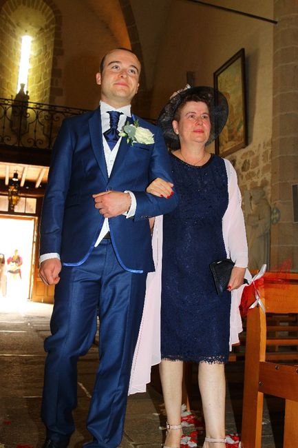 Entrée du marié à l'église avec sa maman