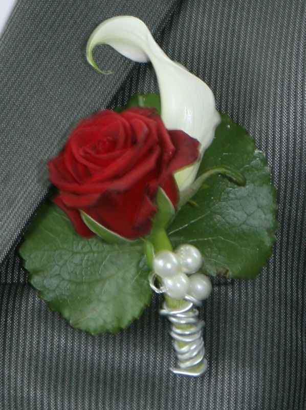 boutonnière arum blanc rose rouge