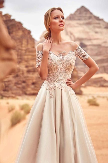 Une robe avec des perles. - 4