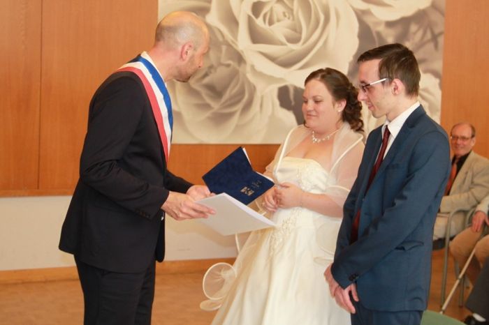 avec mr le maire remise du livret de famille