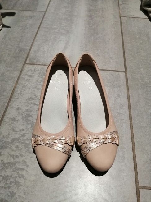 Première paire de chaussures trouvée - 1
