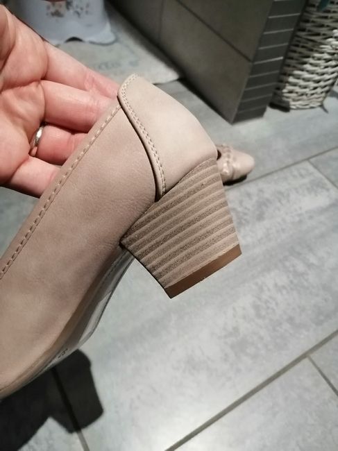 Première paire de chaussures trouvée - 3
