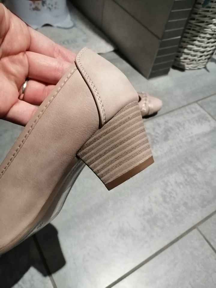 Première paire de chaussures trouvée - 3