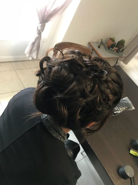 Qui a fait un chignon haut flou? 10