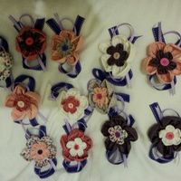 Tout pour les invités boutonnières et bracelets fleurs en tissus fleurs en - 1