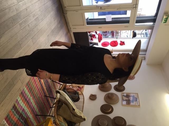 essayage chapeau paille