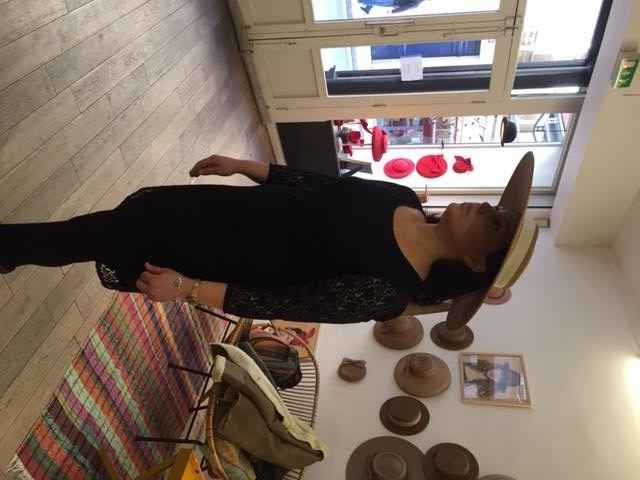 essayage chapeau paille