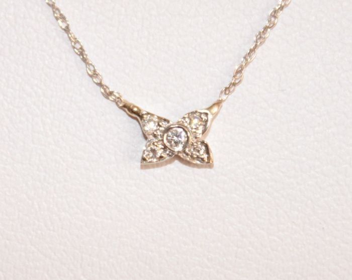 collier simple et discret