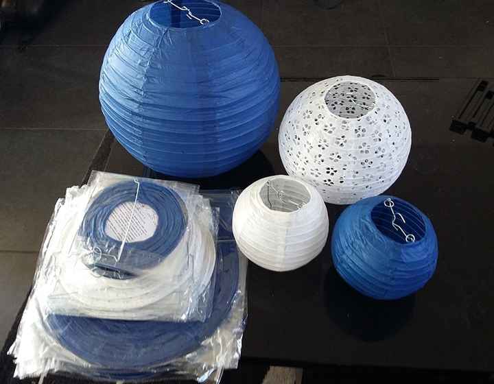 Nos lampions en papier bleu marine et blanc.