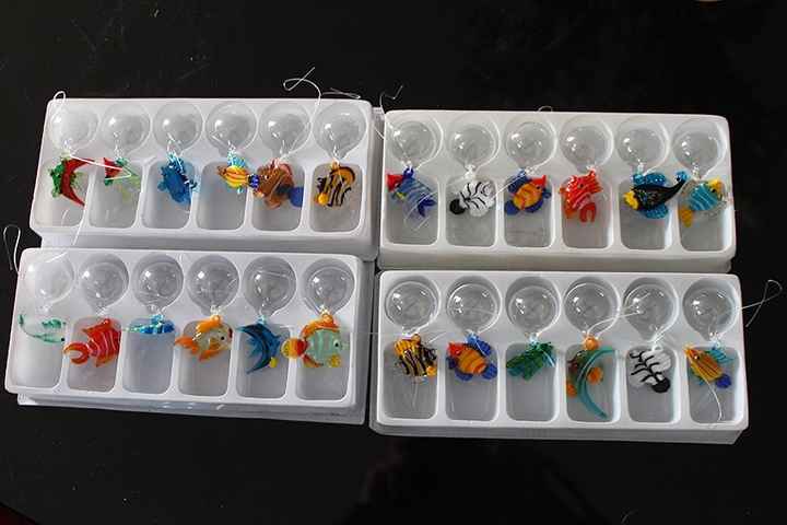 Nos poissons en verre, déco de notre centre de table.