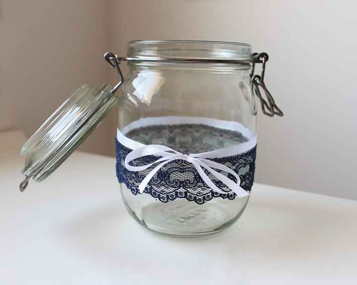 Pot alimentaire transformé en vase