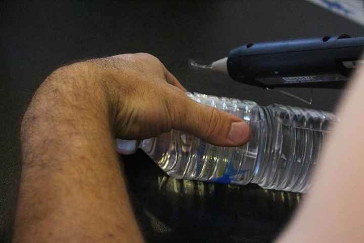 collage des étiquettes de bouteilles d'eau