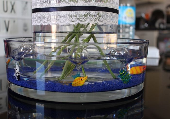 Détail centre de table poissons en verre