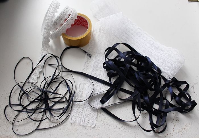 Atelier DIY dentelle, rubans et scotch double face.