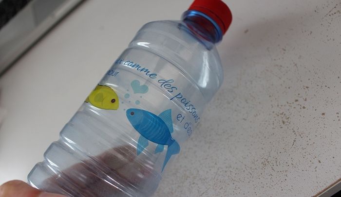 Essai étiquette bouteille d'eau transparente.