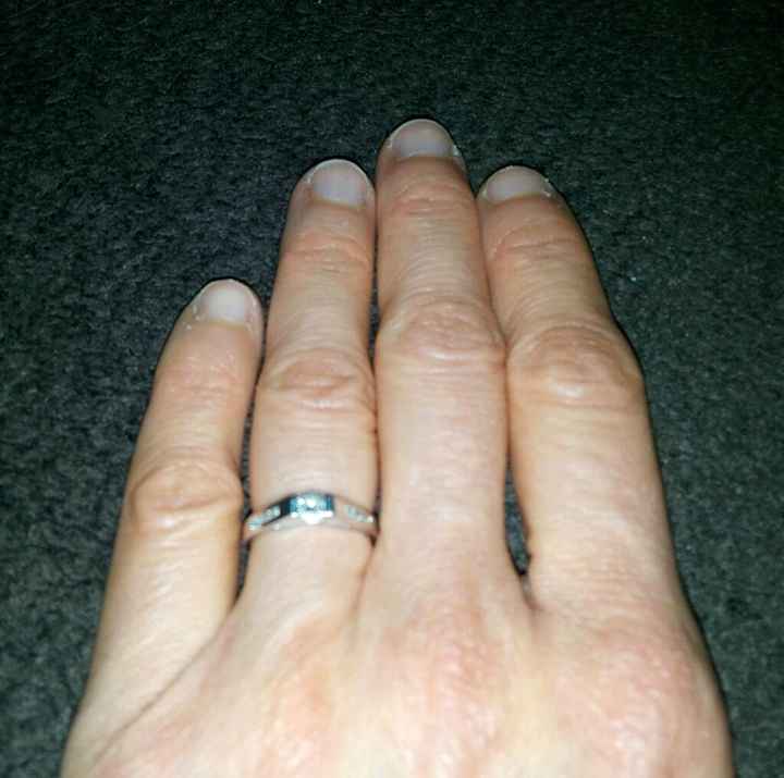 Qui porte une bague de fiançailles ? - 1