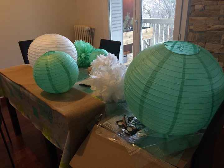 Nos pompons fait main et nos lampions blancs et vert d'eau